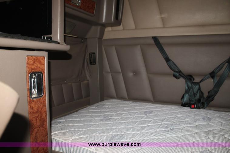 image for item F3475 2005 Peterbilt 379 semi truck