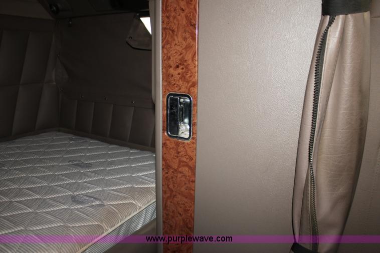 image for item F3475 2005 Peterbilt 379 semi truck