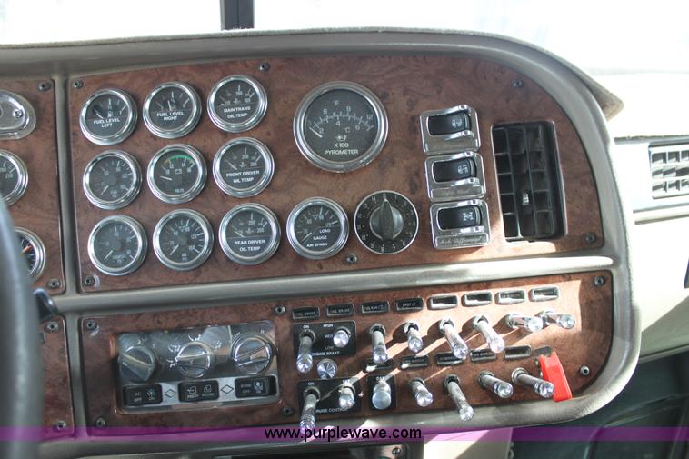 image for item F3475 2005 Peterbilt 379 semi truck