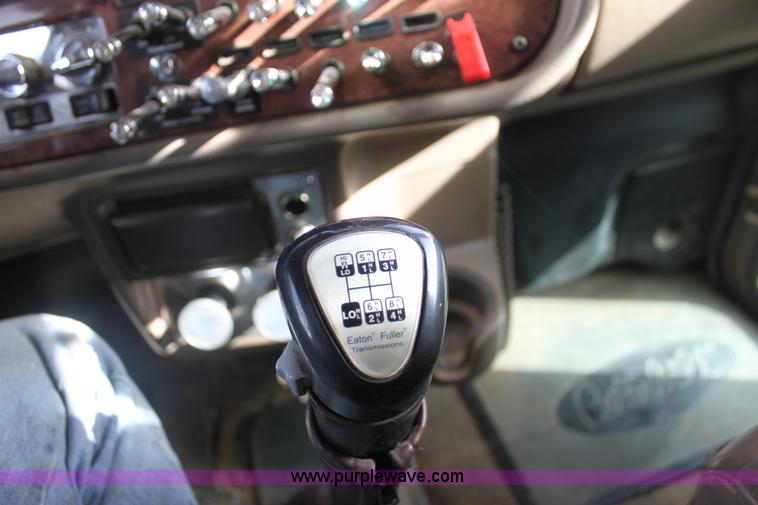 image for item F3475 2005 Peterbilt 379 semi truck