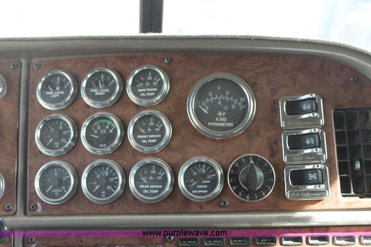 image for item F3475 2005 Peterbilt 379 semi truck