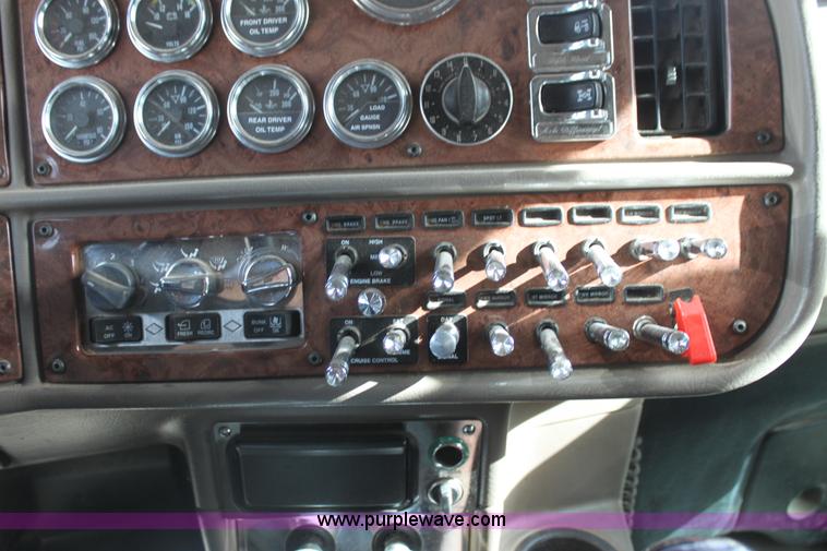 image for item F3475 2005 Peterbilt 379 semi truck