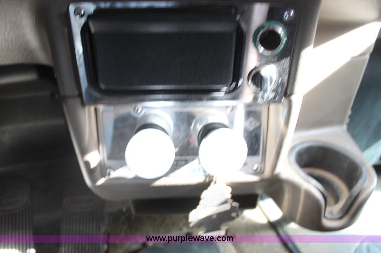 image for item F3475 2005 Peterbilt 379 semi truck