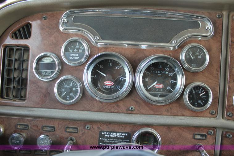 image for item F3475 2005 Peterbilt 379 semi truck