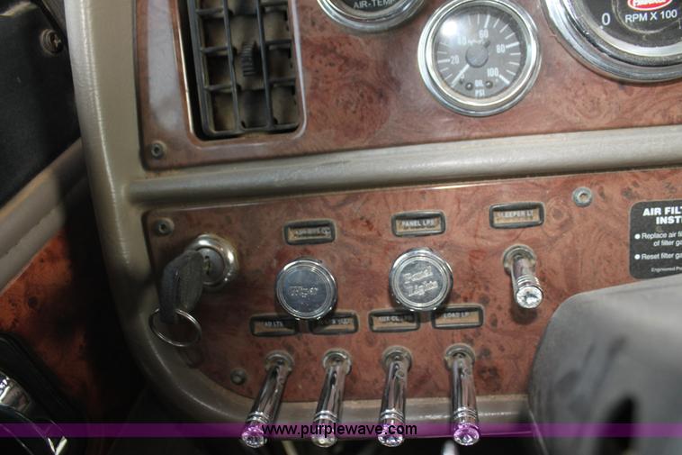 image for item F3475 2005 Peterbilt 379 semi truck