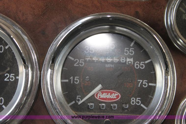 image for item F3475 2005 Peterbilt 379 semi truck