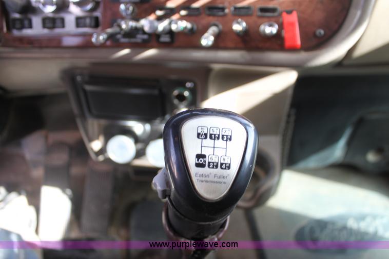 image for item F3475 2005 Peterbilt 379 semi truck