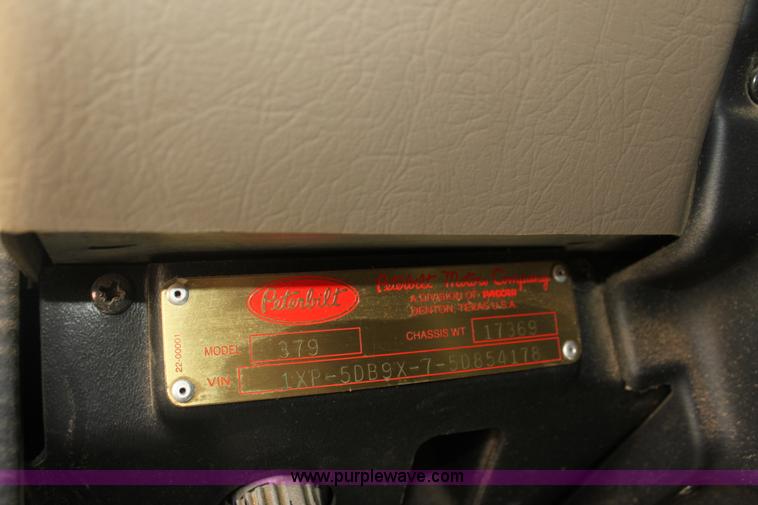 image for item F3475 2005 Peterbilt 379 semi truck