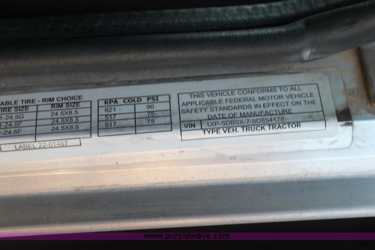 image for item F3475 2005 Peterbilt 379 semi truck