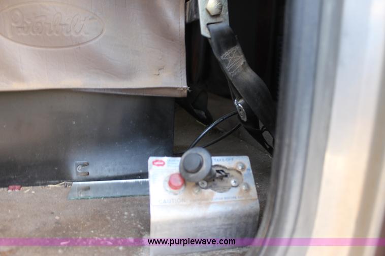 image for item F3475 2005 Peterbilt 379 semi truck