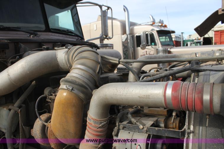 image for item F3475 2005 Peterbilt 379 semi truck