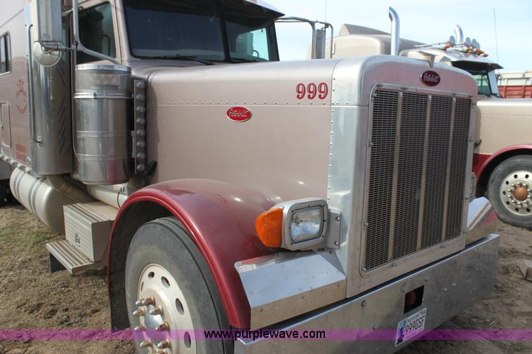image for item F3475 2005 Peterbilt 379 semi truck