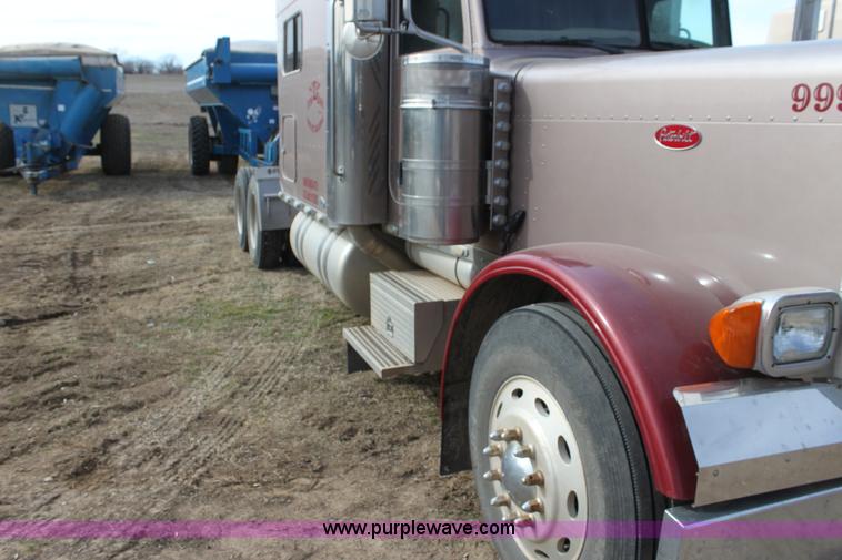 image for item F3475 2005 Peterbilt 379 semi truck