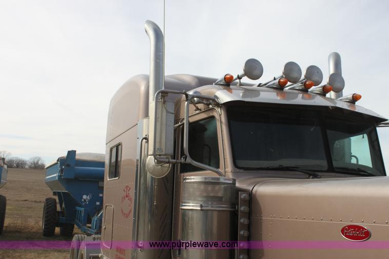 image for item F3475 2005 Peterbilt 379 semi truck