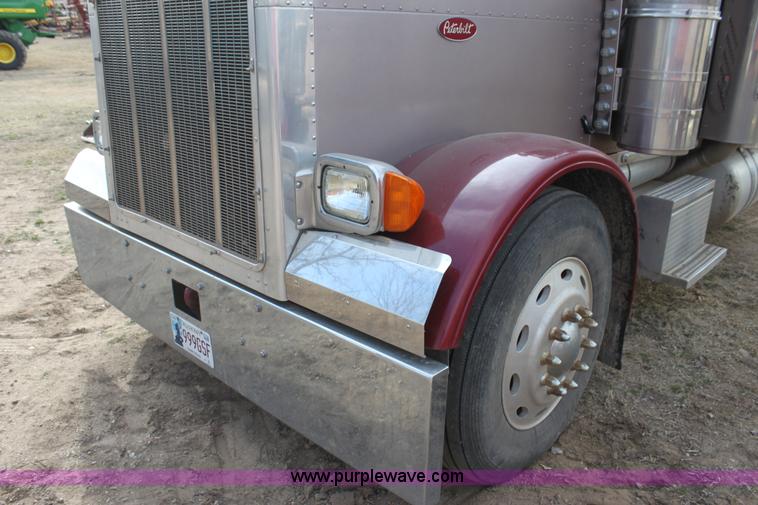 image for item F3475 2005 Peterbilt 379 semi truck