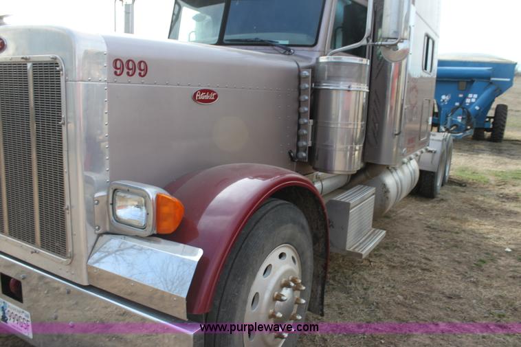 image for item F3475 2005 Peterbilt 379 semi truck