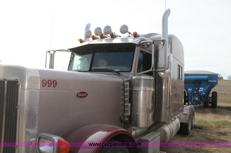 image for item F3475 2005 Peterbilt 379 semi truck