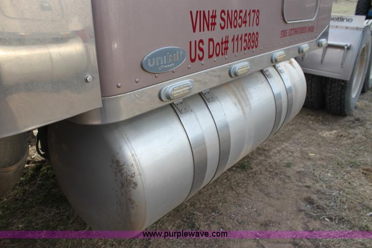 image for item F3475 2005 Peterbilt 379 semi truck