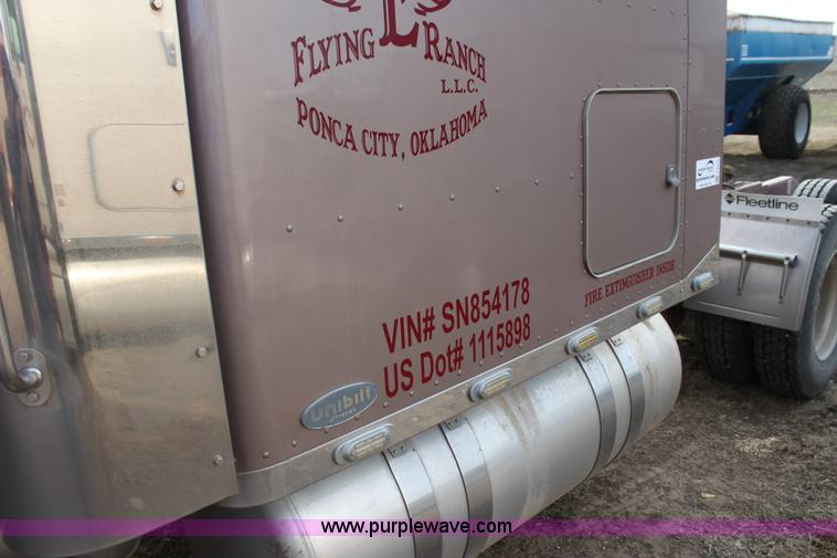 image for item F3475 2005 Peterbilt 379 semi truck