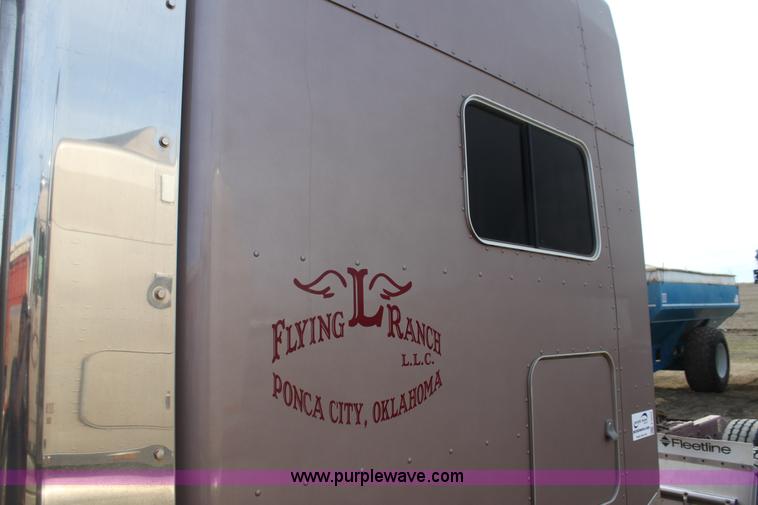 image for item F3475 2005 Peterbilt 379 semi truck