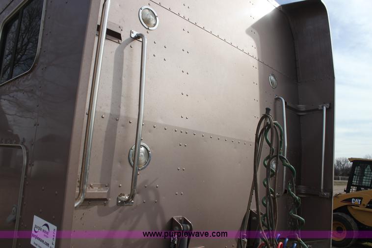 image for item F3475 2005 Peterbilt 379 semi truck