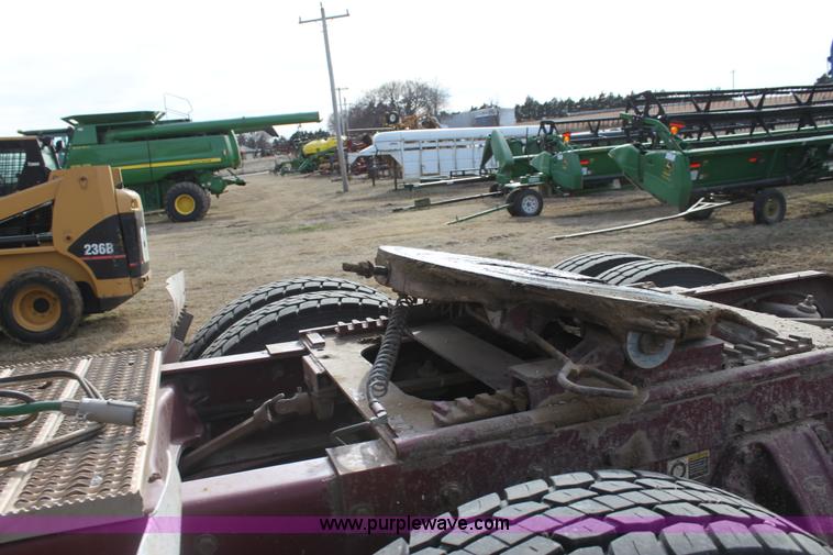 image for item F3475 2005 Peterbilt 379 semi truck