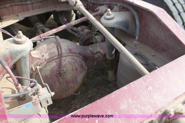 image for item F3475 2005 Peterbilt 379 semi truck