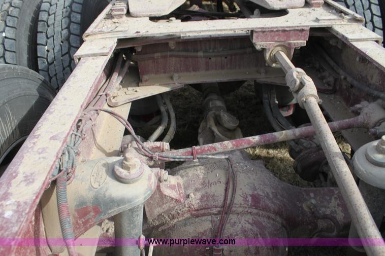 image for item F3475 2005 Peterbilt 379 semi truck