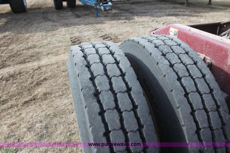 image for item F3475 2005 Peterbilt 379 semi truck