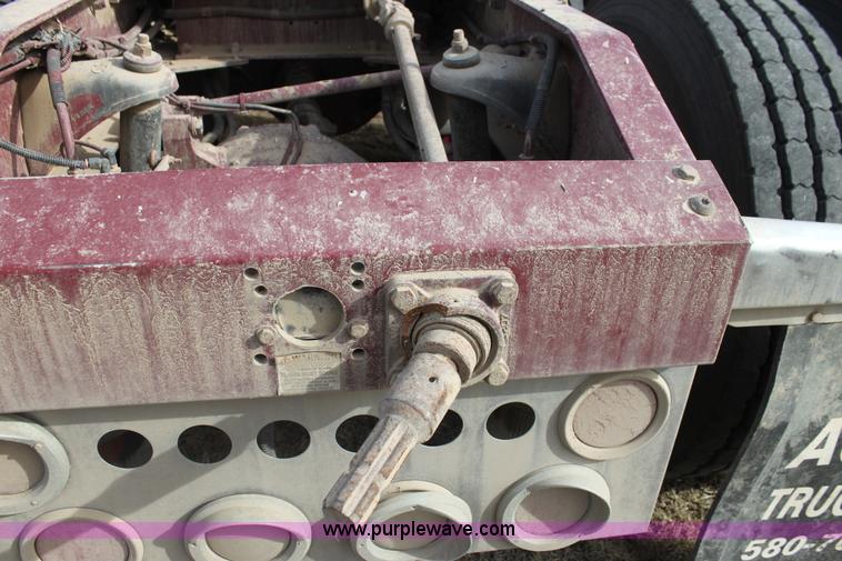 image for item F3475 2005 Peterbilt 379 semi truck