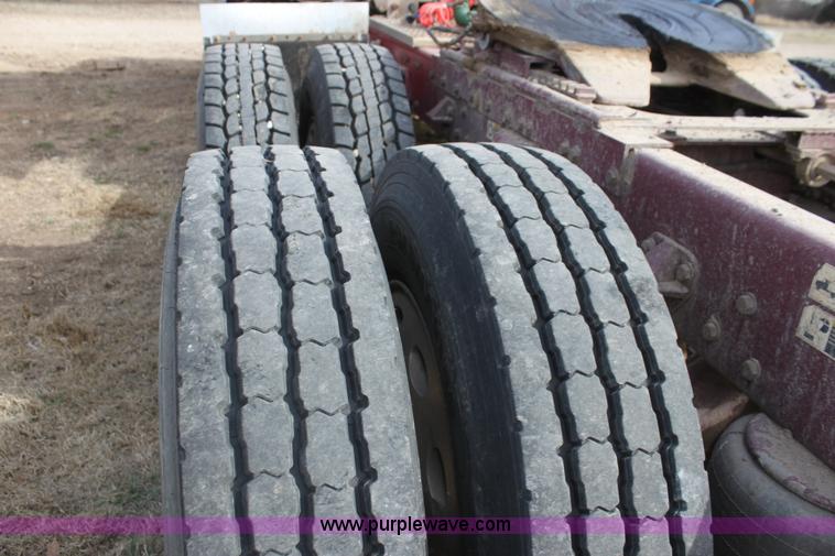 image for item F3475 2005 Peterbilt 379 semi truck