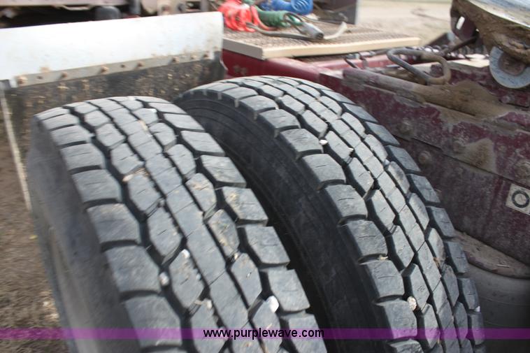 image for item F3475 2005 Peterbilt 379 semi truck