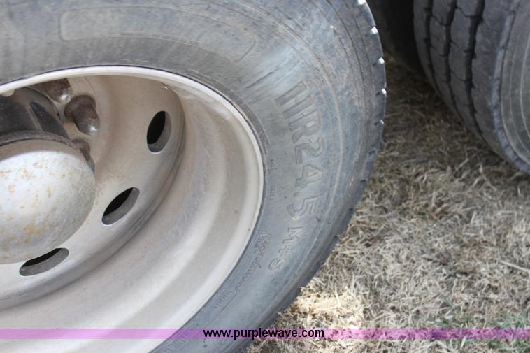 image for item F3475 2005 Peterbilt 379 semi truck