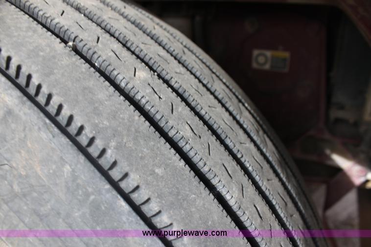 image for item F3475 2005 Peterbilt 379 semi truck