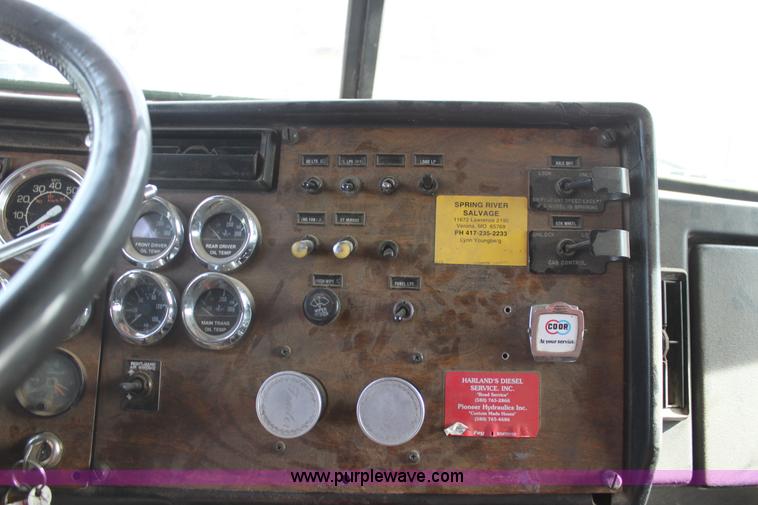 image for item F3479 1990 Peterbilt grain truck