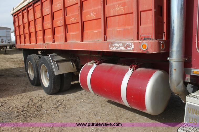 image for item F3479 1990 Peterbilt grain truck