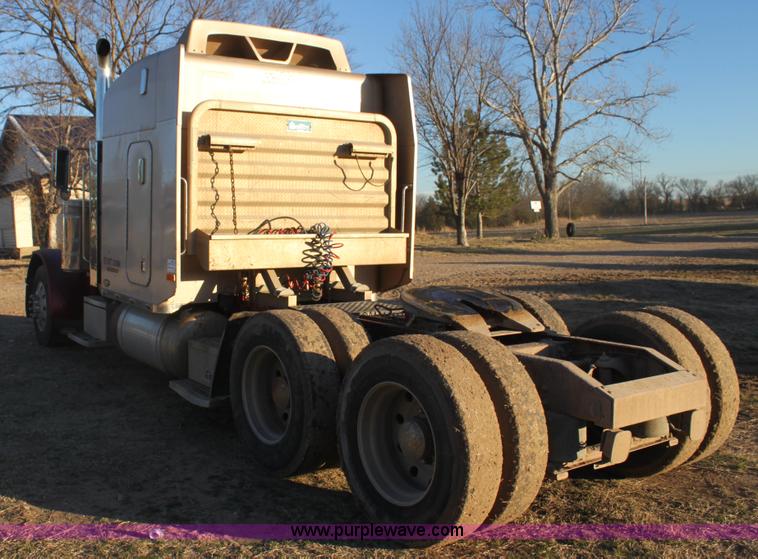 image for item F3480 1999 Peterbilt 379 semi truck