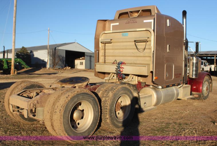 image for item F3480 1999 Peterbilt 379 semi truck