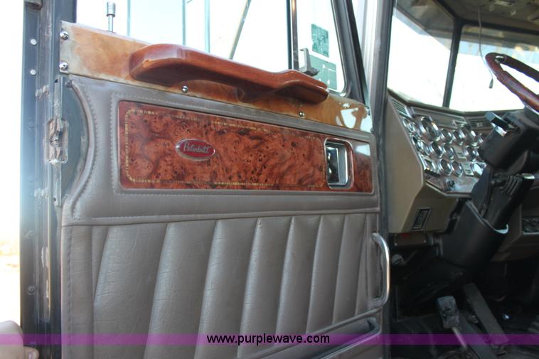 image for item F3480 1999 Peterbilt 379 semi truck