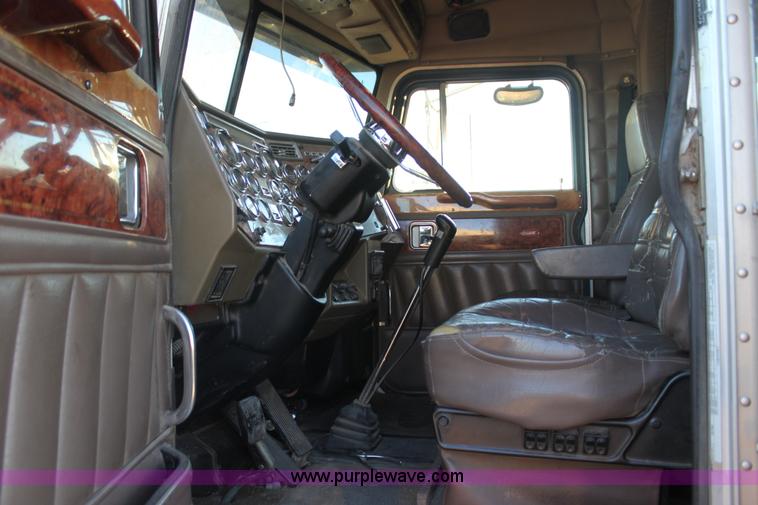 image for item F3480 1999 Peterbilt 379 semi truck