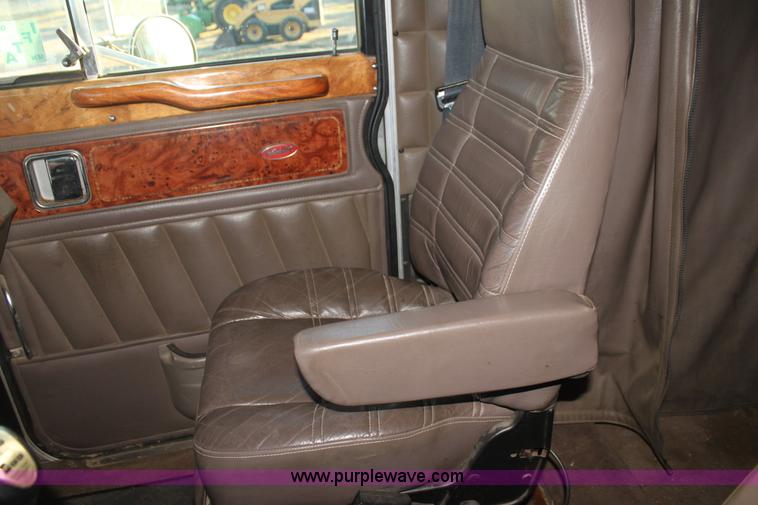 image for item F3480 1999 Peterbilt 379 semi truck