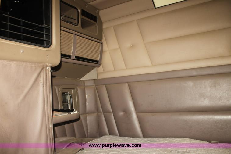 image for item F3480 1999 Peterbilt 379 semi truck