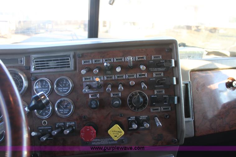 image for item F3480 1999 Peterbilt 379 semi truck