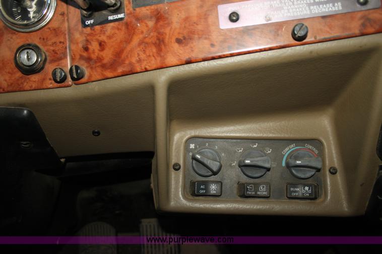 image for item F3480 1999 Peterbilt 379 semi truck