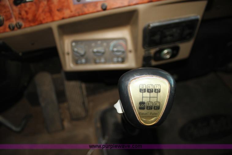 image for item F3480 1999 Peterbilt 379 semi truck