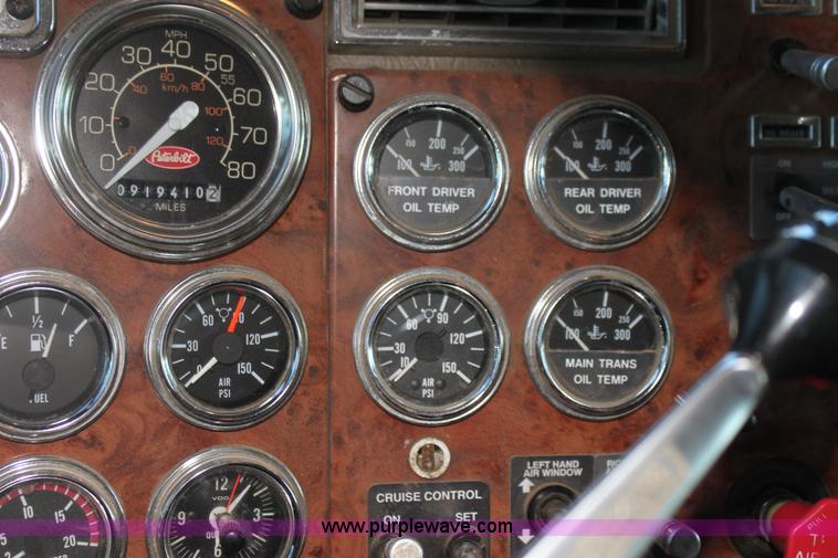 image for item F3480 1999 Peterbilt 379 semi truck