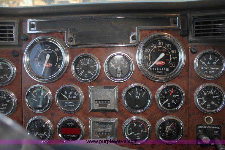 image for item F3480 1999 Peterbilt 379 semi truck