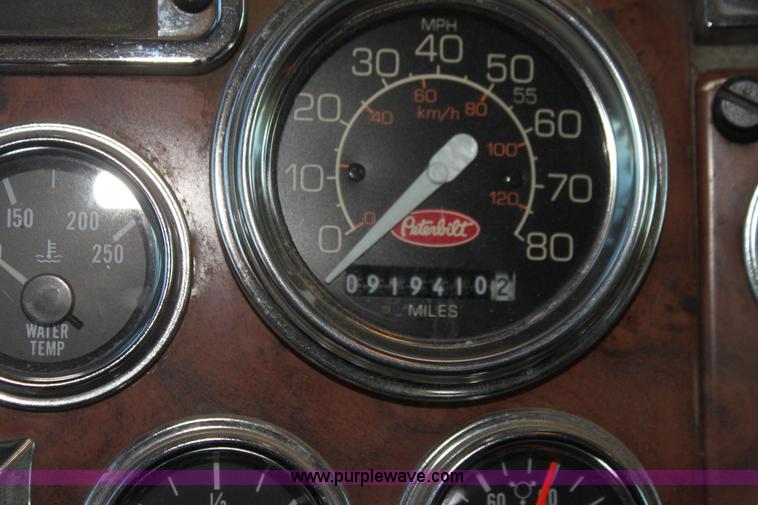 image for item F3480 1999 Peterbilt 379 semi truck