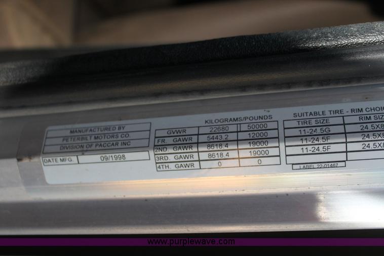 image for item F3480 1999 Peterbilt 379 semi truck