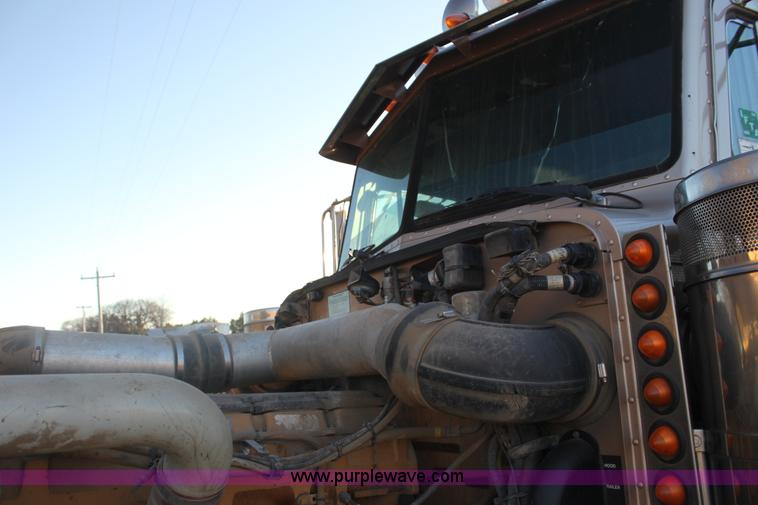 image for item F3480 1999 Peterbilt 379 semi truck